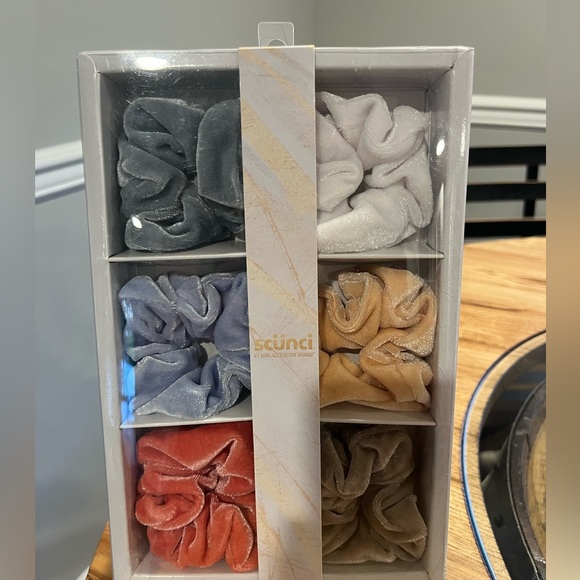 Women's/Teens 6 Velvet Scrunchies - NWT - Picture 2 of 8